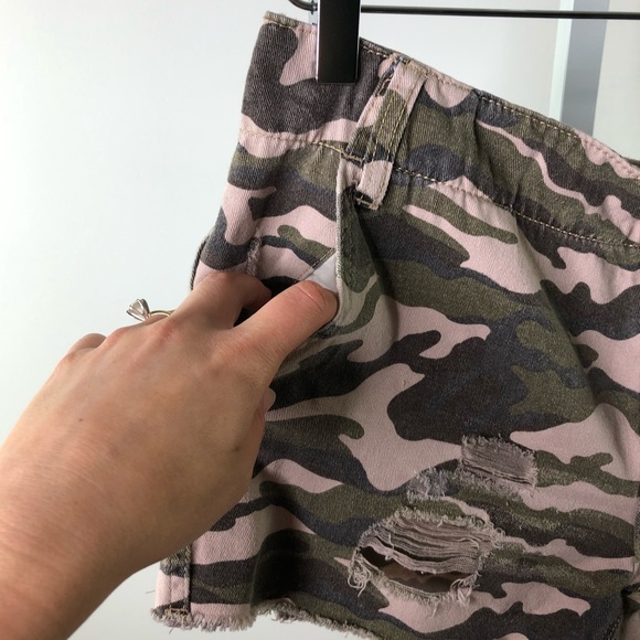 URBAN OUTFITTERA BDG | Distressed Cut Off Shorts - Picture 4 of 8